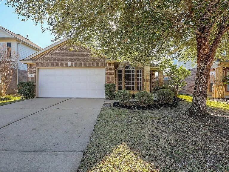 19819 Whispering Hollow Ln — Photo 2