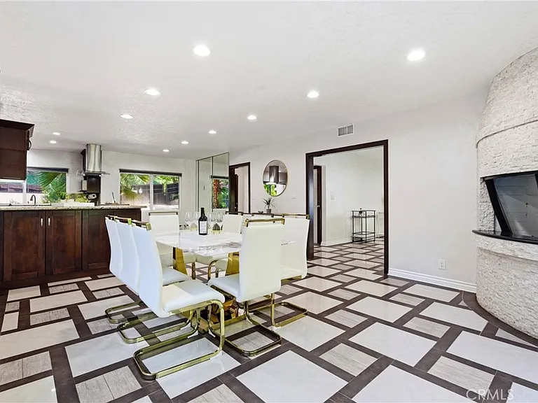 5836 Winnetka Ave — Photo 4