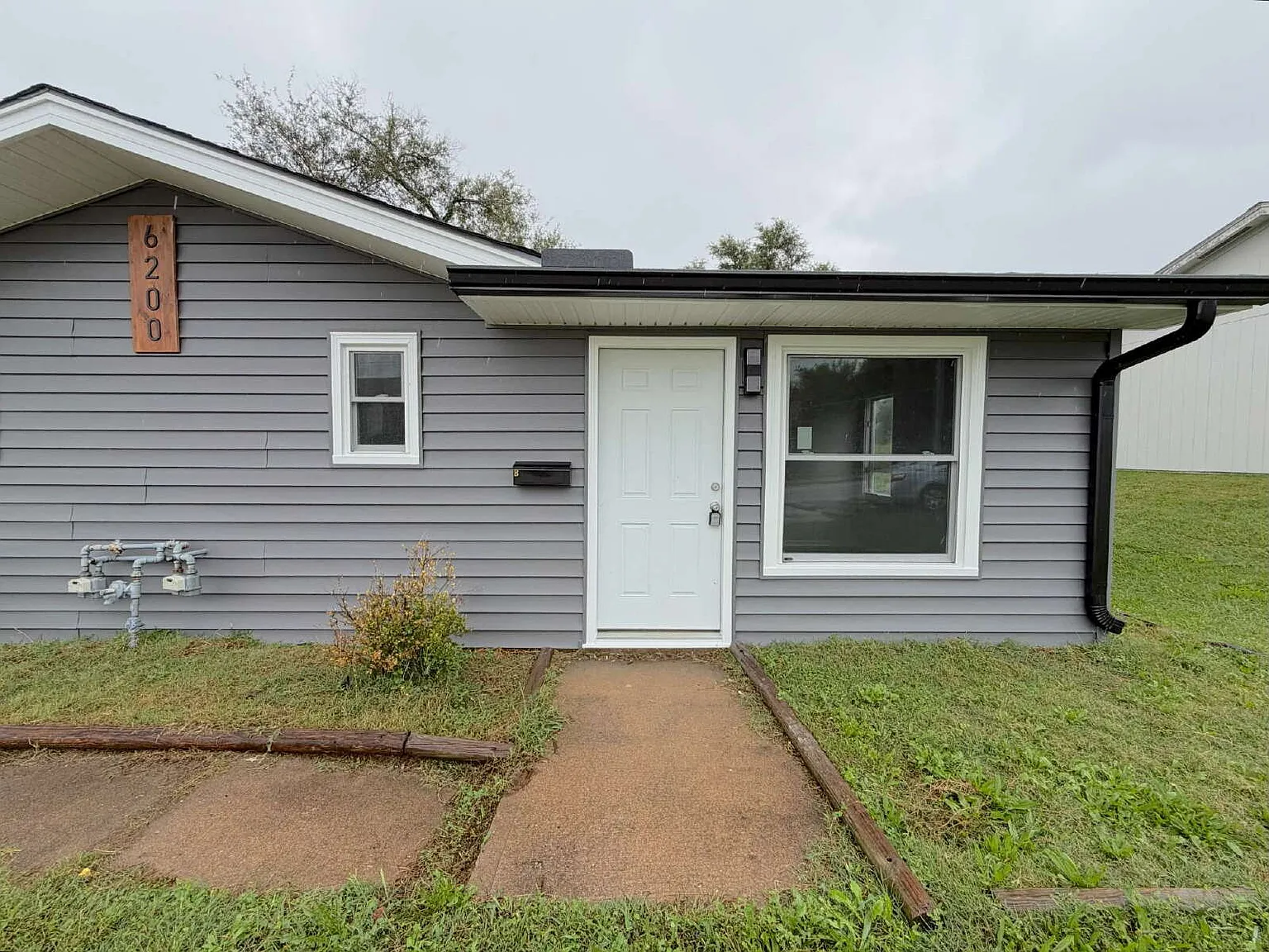 2 bed, 1.0 bath, $1,200 — Photo 2