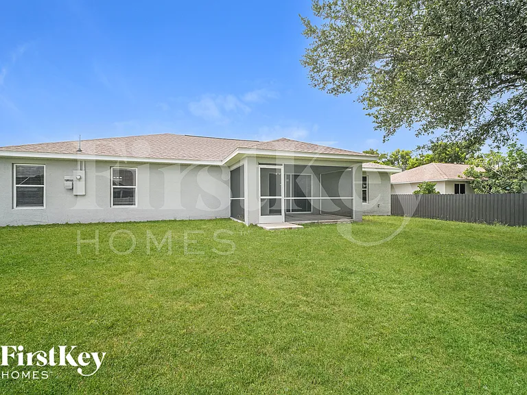 629 NE Juanita Ct — Photo 18