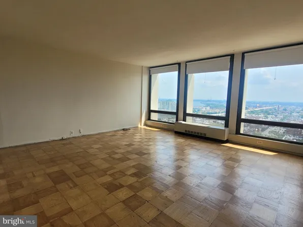 210 Locust St #22CW, Philadelphia, PA 19106