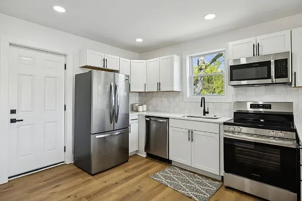 3 bed, 2.0 bath, 952 sqft, $2,100 — Photo 3