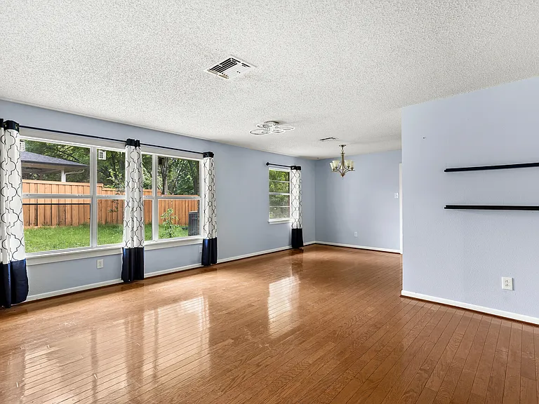 701 Topeka Dr — Photo 3