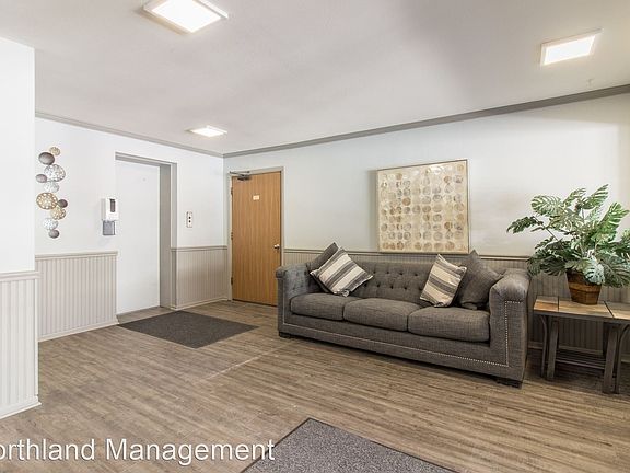 3rd image of 2645 N Farwell Ave #10123639