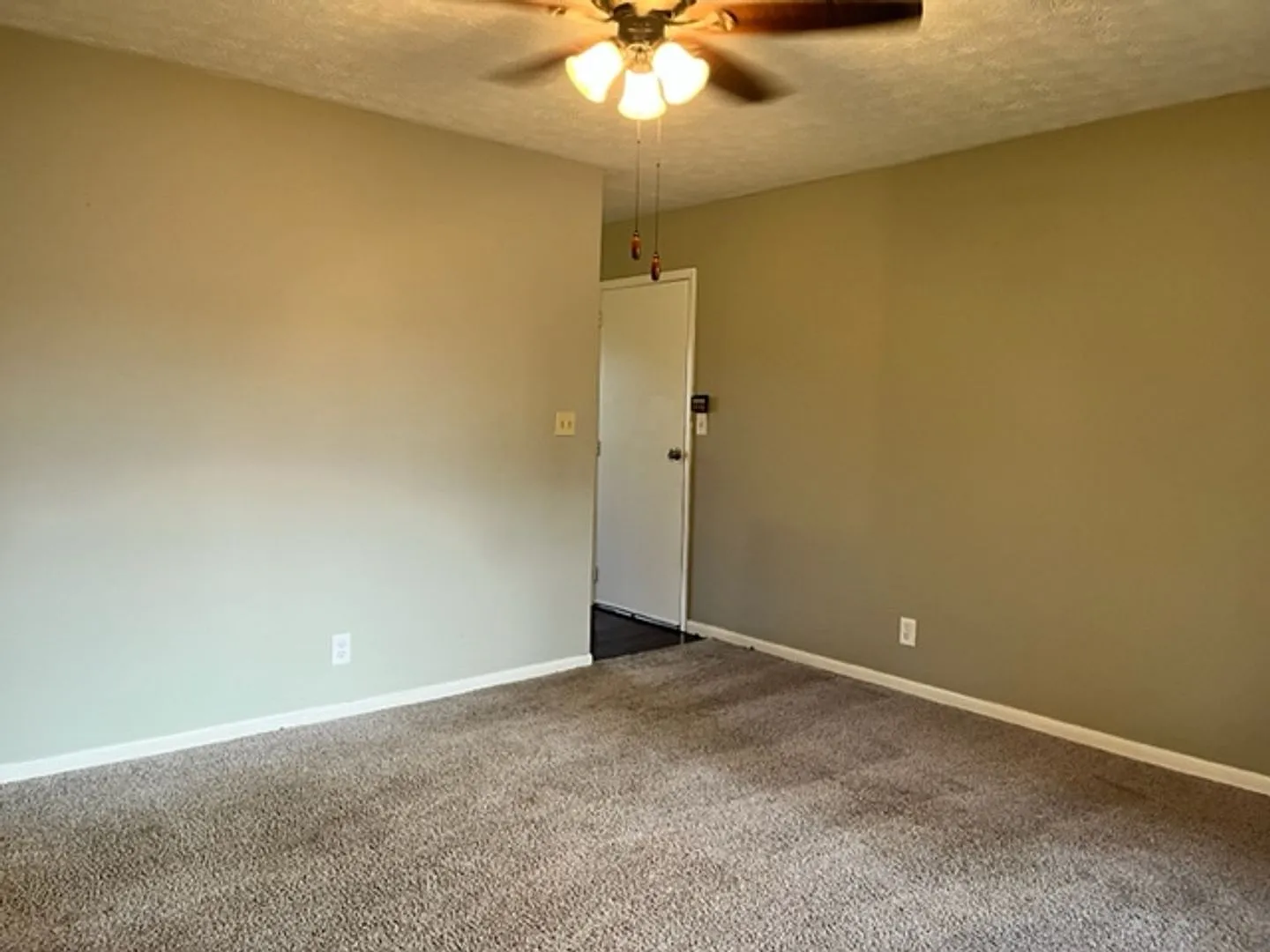 3 bed 1 bath Single Family home — Photo 2