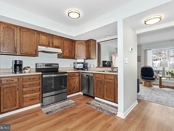 5th image of 215 Cedar St APT 4