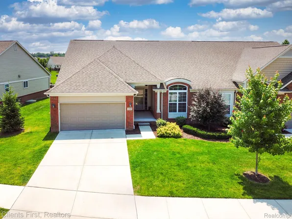 21868 Kensett Dr, Macomb, MI 48042