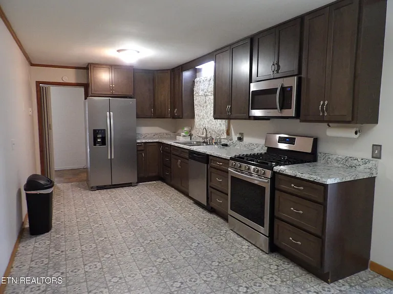 18 Sandra Ln — Photo 4
