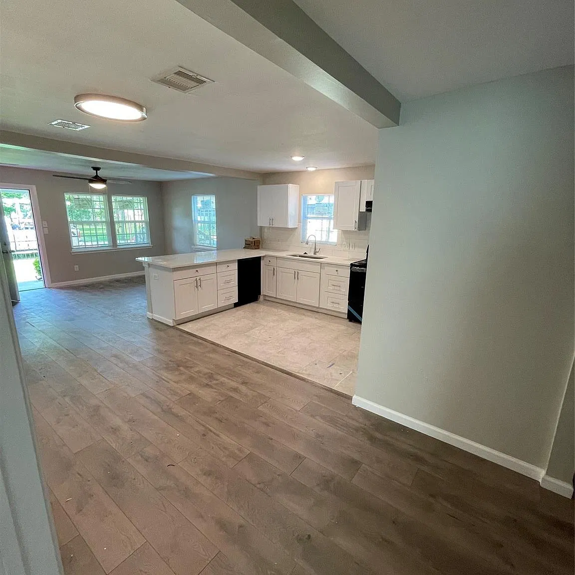 3 bed, 2.0 bath, 1391 sqft, $1,800 — Photo 2