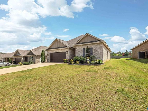 3rd image of 132 Gardencove Cir