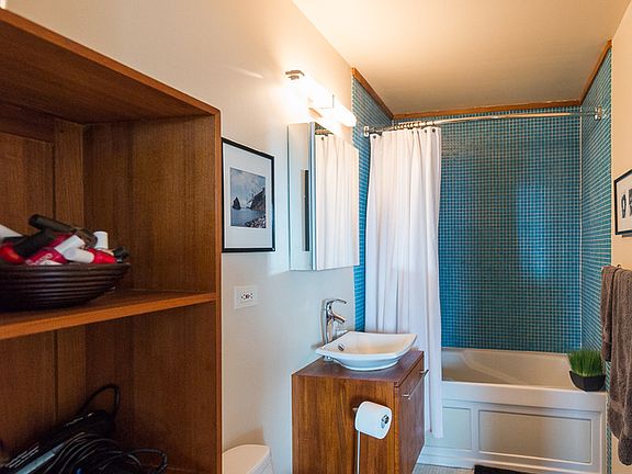 5th image of 2 E Erie St APT 2906