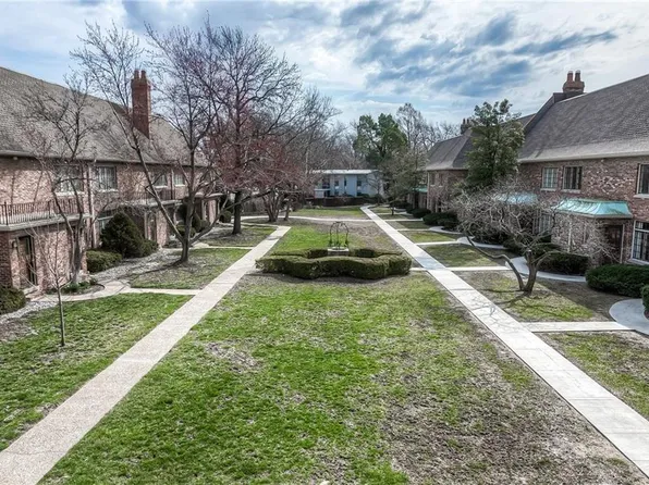 8373 Somerset Dr, Prairie Village, KS 66207