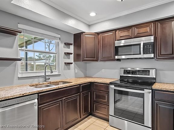 4th image of 1533 Chatsworth St