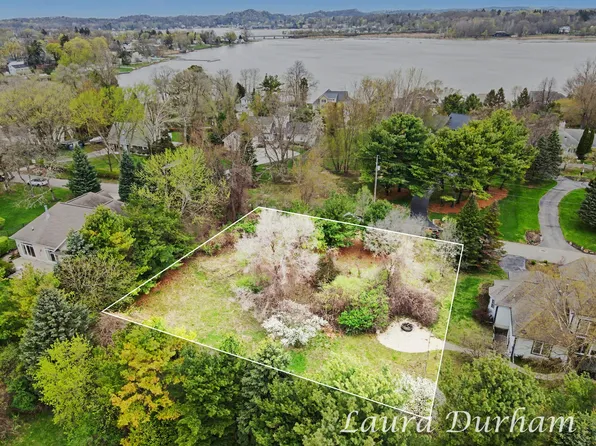 289 Crest St, Douglas, MI 49406