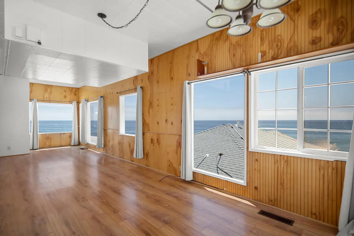 Building Photo - 1569 Ocean Front St #A