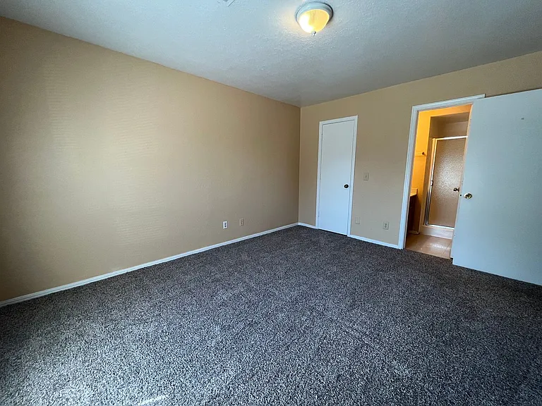 1402 W Lansing St — Photo 22