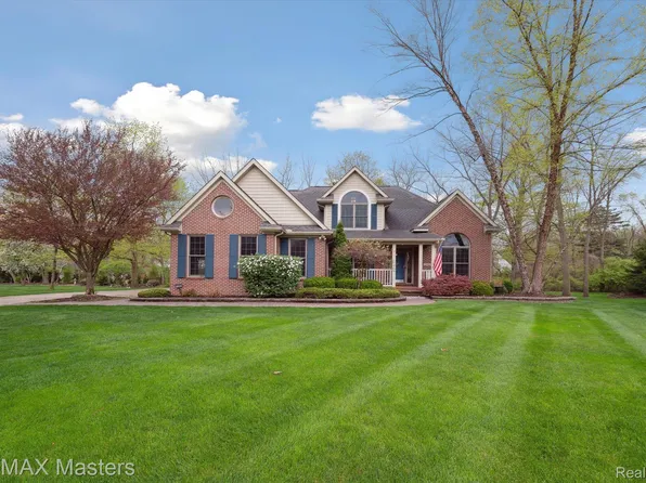 25064 Hazelnut Ct, Grosse Ile, MI 48138
