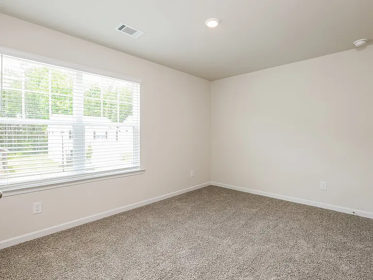658 Mackenzie Cv — Photo 13