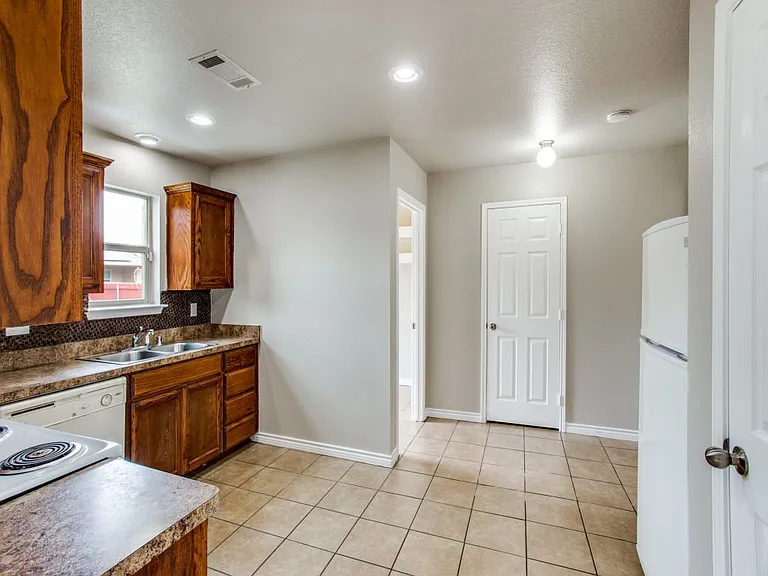 1208 Boxwood Dr — Photo 5