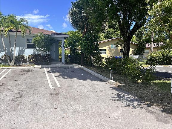 2nd image of 527 SW 2nd Ct #527