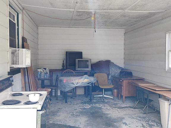 4th image of 136 Walker Ave