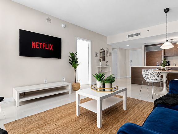4th image of 475 Brickell Ave #1606