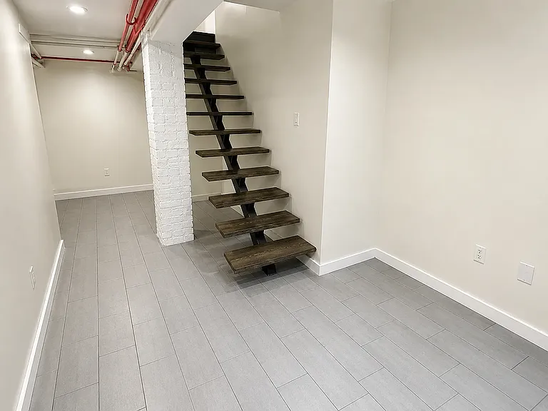 107 Cornelia St #1L — Photo 8