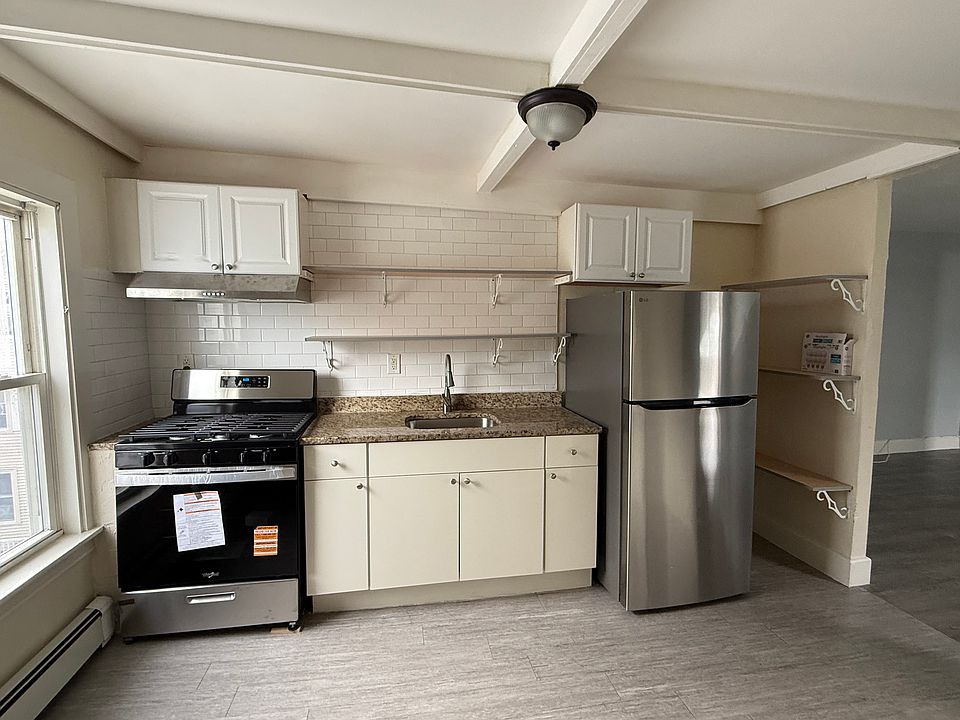 1st image of 102 Warren St Floor 3