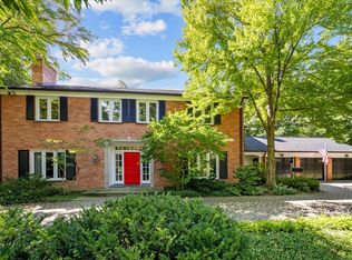 945 E Illinois Rd, Lake Forest, IL 60045