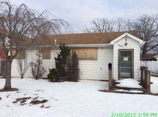 754 Knoll St, Lindenhurst, NY 11757