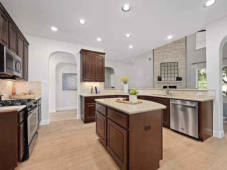 8620 Alophia Dr — Photo 10