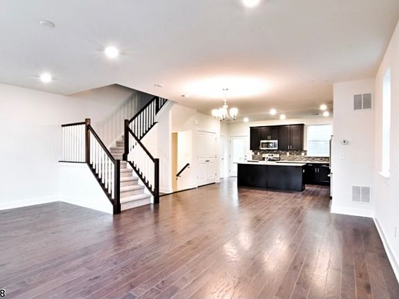 3rd image of 712 Parkview Ln