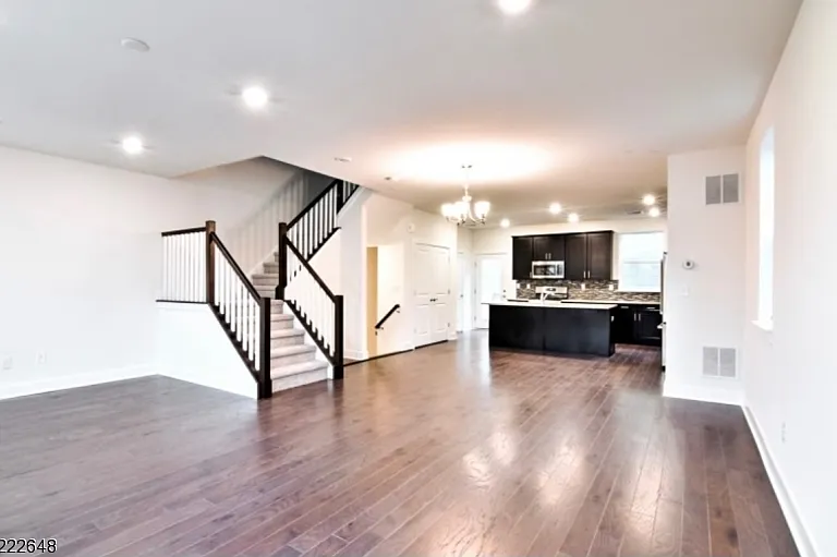 712 Parkview Ln — Photo 3