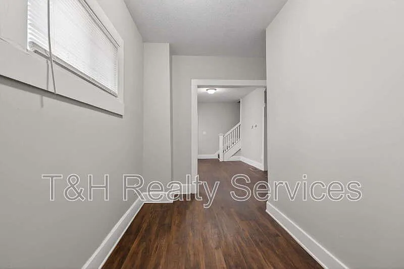 3 bed, 2.0 bath, 1050 sqft, $1,295 — Photo 4