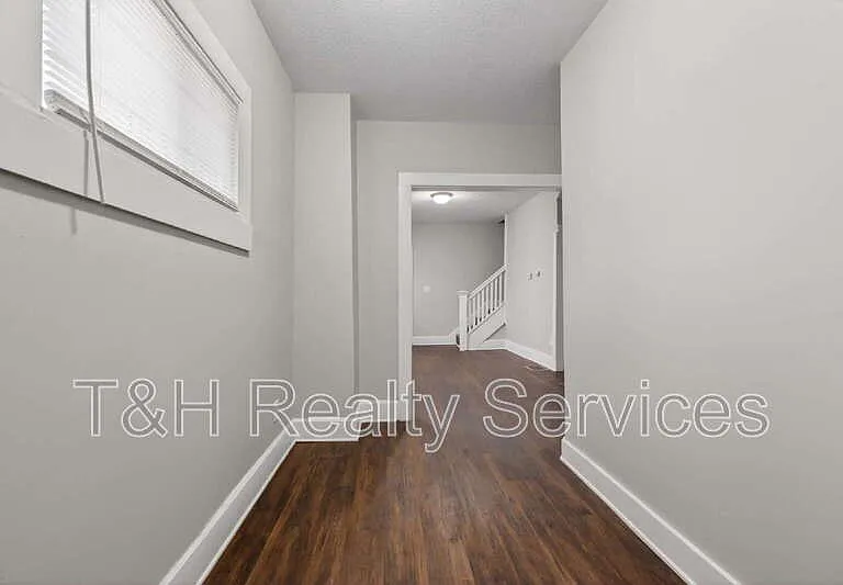 926 W 32nd St — Photo 5