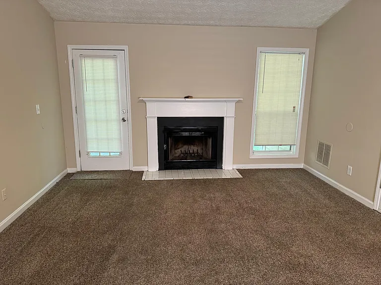 1542 Oakleaf Ct — Photo 3