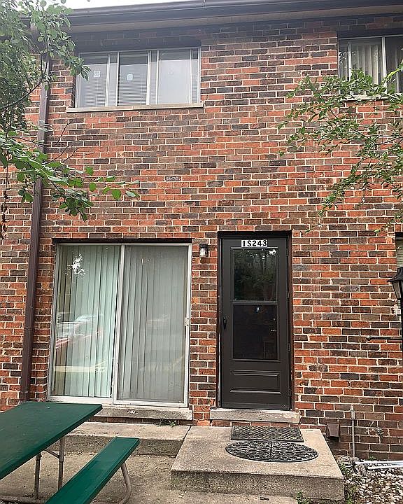 1st image of 1S243 Stratford Ln