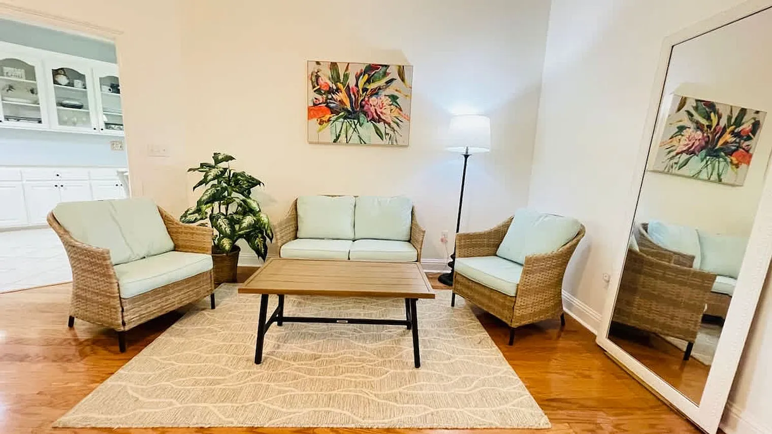 4 bed, 2.0 bath, 2680 sqft, $7,950 — Photo 2