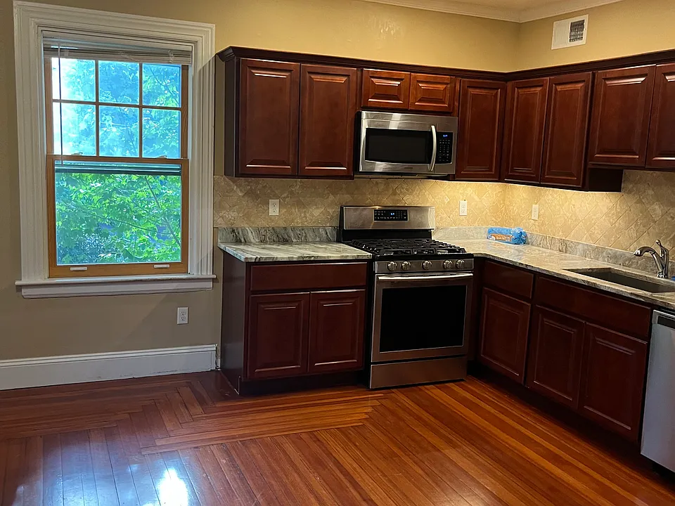 2 Barnes St #2