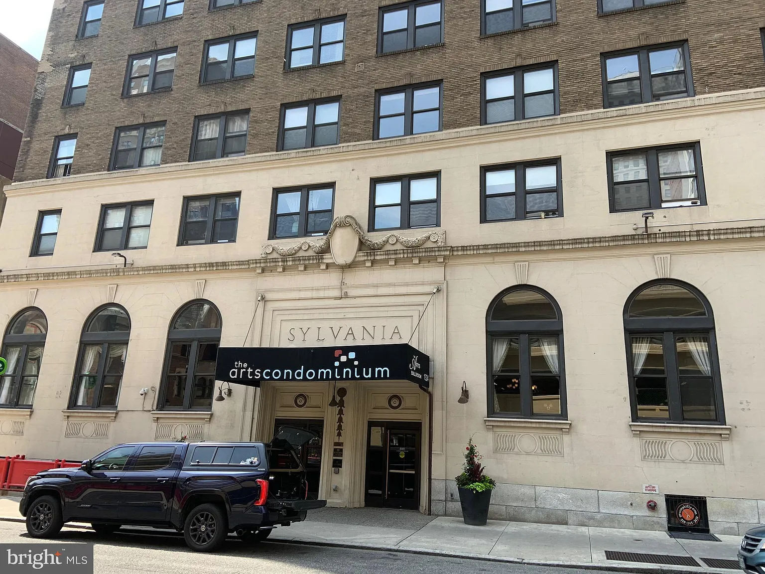 1324 Locust St APT 901 photo 1