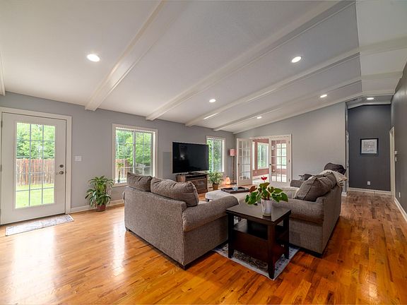 3rd image of 836 Woodland Dr