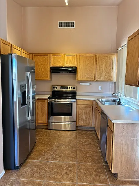 3 bed, 1177 sqft, $1,800 — Photo 4