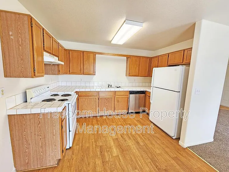 561 Bourbon St #B — Photo 10