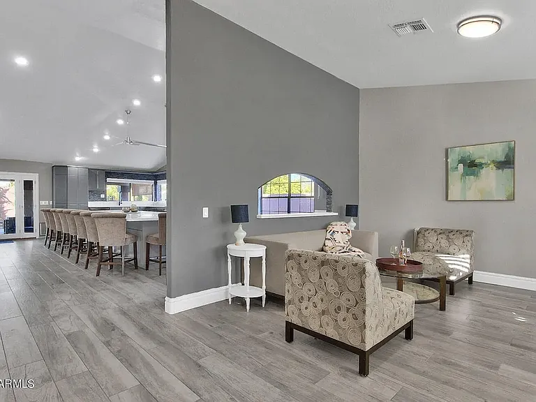 1142 E Kings Ave — Photo 13