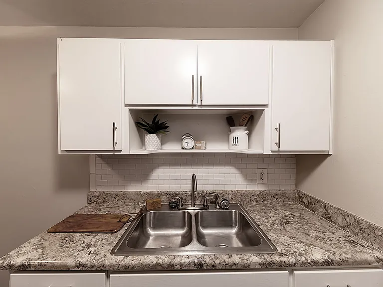 Experience the elegance of this modern kitchen, a perfect blend of style and functionality.