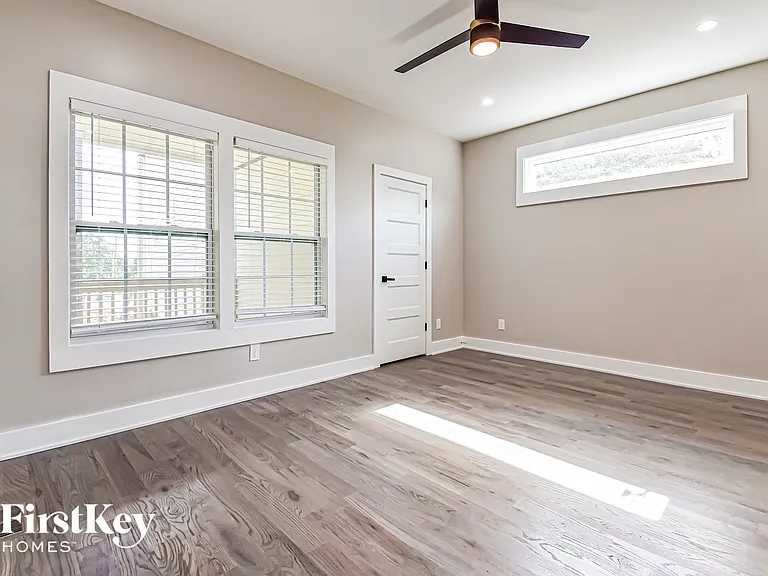 573 Middle St SW — Photo 6