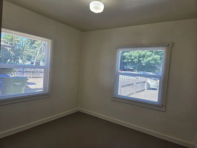 1121 Kenwood Ave — Photo 6