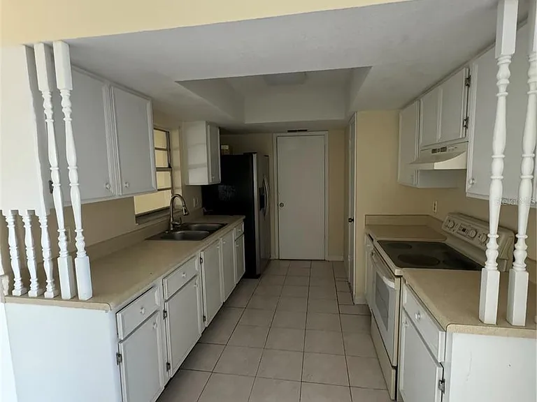 236 La Paz Dr — Photo 3