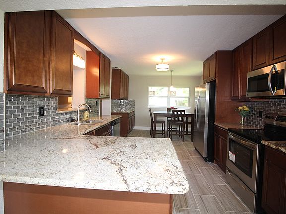 5th image of 425 Krueger St