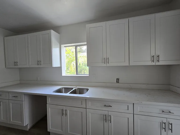 925 W Pine St — Photo 2